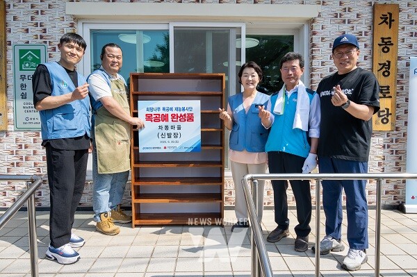 지난 28일, 광양 진월면 차동마을에서 광양제철소 목공예재능봉사단이 직접 제작한 신발장을 차동경로당에 전달하고 있다. 사진 오른쪽부터 정병관 광양중마노인복지관장, 정인화 광양시장, 권향엽 국회의원, 김기현 광양제철소 목공예재능봉사단장.