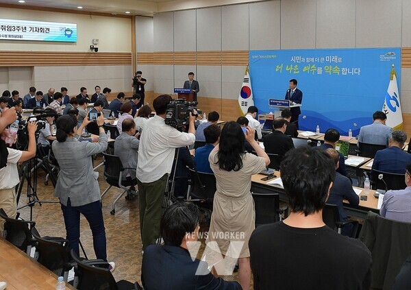 정기명 여수시장이 30일 오전 시청 회의실에서 언론인과 시 관계자 등 50여 명이 참여한 가운데 ‘민선 8기 취임 3주년 기자회견’을 가졌다.