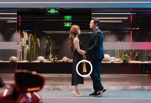 '허아요안'에 짧게 등장한 베르사체 미니백 [사진=드라마 '허아요안' 공식 예고편]