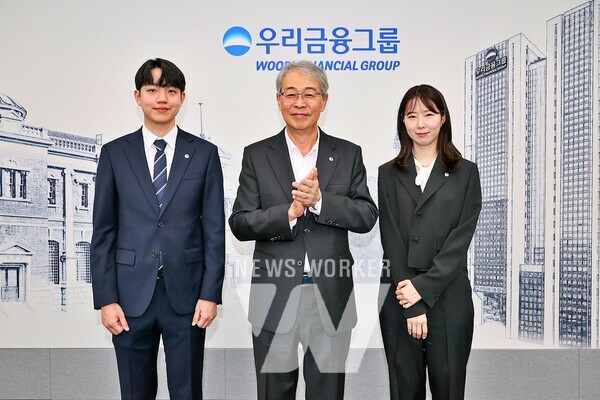 1일 우리금융그룹 본사에서 우리금융그룹 임종룡 회장이 그룹의 새 가족이 된 동양생명·ABL생명 직원에게 디지털 선도의 의미가 담긴 새로운 그룹 보조휘장을 달아주고 있다.