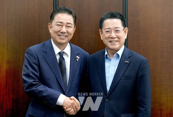 김영록 전라남도지사(오른쪽)가 1일 서울 국회에서 김병기 더불어민주당 원내대표와 면담을 갖고 전남도 현안 해결을 위한 협조를 요청하고 있다.