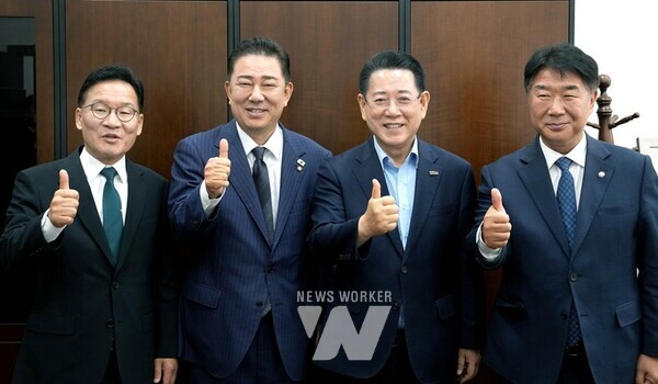 김영록 전라남도지사는 1일 국회를 찾아 더불어민주당 김병기 원내대표, 진성준 정책위의장 등과 면담, 지역 현안을 논의하고, 정부 제2회 추경 지원을 건의했다.