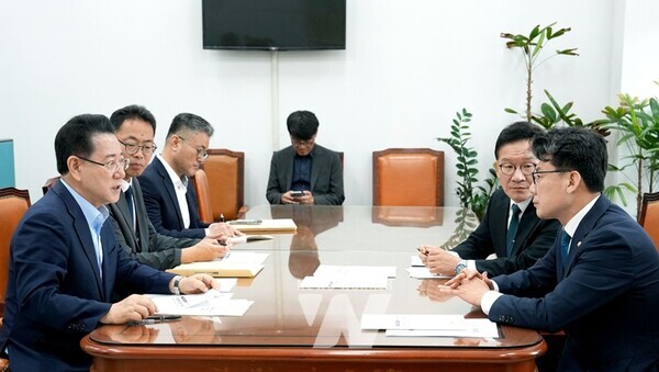 김영록 전라남도지사(왼쪽)가 1일 서울 국회에서 진성준 더불어민주당 정책위의장과 면담을 갖고 전남도 현안 해결을 위한 협조를 요청하고 있다.