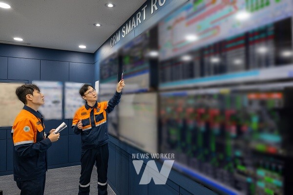 광양제철소 직원들이 냉연 자동속도 제어 시스템 현황판을 모니터링하고 있다