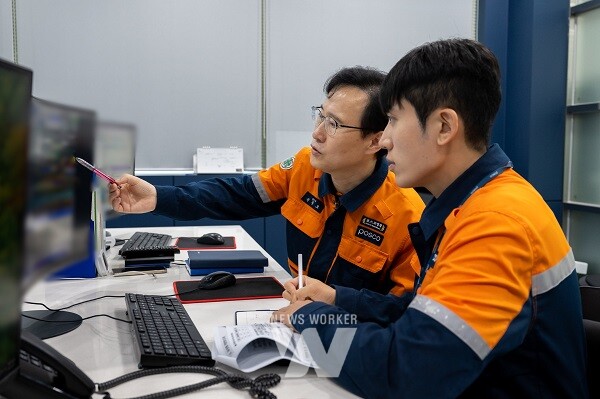 광양제철소 직원들이 냉연 자동속도 제어 시스템 현황판을 모니터링하고 있다