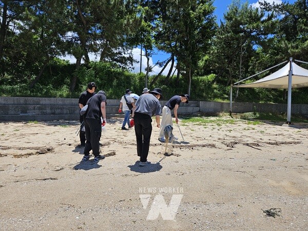 외달도 해수풀장 환경 정화 현장