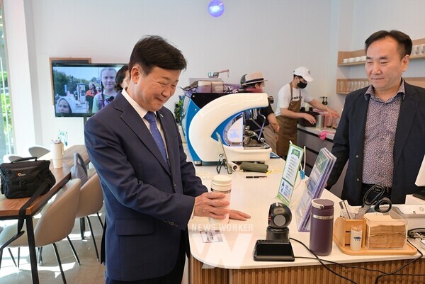 정기명 여수시장이 관내 사회적경제기업 ‘모어레스커피’에서 탄소중립 실천포인트 앱 ‘반들이’ 이용법을 시연하고 있다.