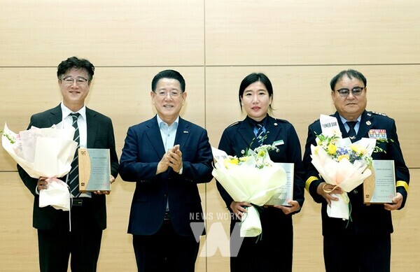 김영록 전라남도지사가 2일 오전 도청 왕인실에서 열린 공감과 소통을 위한 7월 정례조회에서 제7회 전라남도 다산안전대상 기관, 단체, 개인부문 시상을 하고 기념촬영을 하고 있다