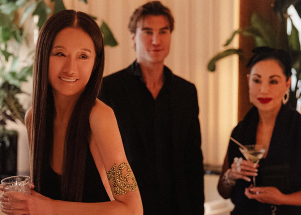 나이 76을 상징하는 주얼리를 팔에 붙인 베라 왕 [사진=베라 왕 인스타그램]