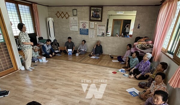 25일, 홍명희 월야면장 경로당에 방문해 ‘잔디 예지물 무단 적치 및 불법 소각 방지’ 교육하는 모습