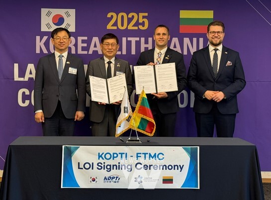 KOPTI-FTMC LOI 체결(좌측부터 한국산업기술기획평가원 전윤종 원장, 한국광기술원 신용진 원장,리투아니아 FTMC 라무나스 스카우지우스 센터장, 리투아니아 경제혁신부 루카스 사비츠카스 장관)