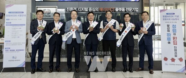 청렴 Week 출근길 사과 배부에 나선 노사 경영진 대표들(박상형 한전KDN 사장과 박종섭 한전KDN노동조합 위원장, 사진 왼쪽 네번째와 다섯번째)