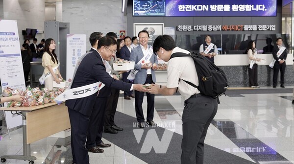 청렴 Week 시작을 알리는 출근길 사과 배부 모습