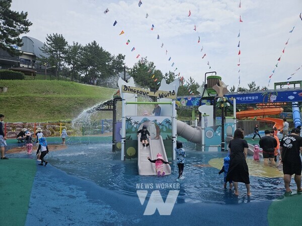 전남 해남군은 오는 5일부터 해남공룡박물관 내 물놀이 체험장을 운영한다.
