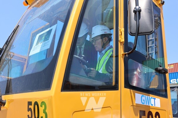 여수광양항만공사 홍상표 운영부사장(사진 왼쪽)이 전기 야드트랙터에 대한 설명을 듣고 있다.
