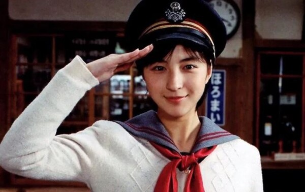2000년 영화 '철도원'으로 국민 여동생으로 떠올랐던 일본 배우 히로스에 료코 [사진=영화 '철도원' 공식 스틸'