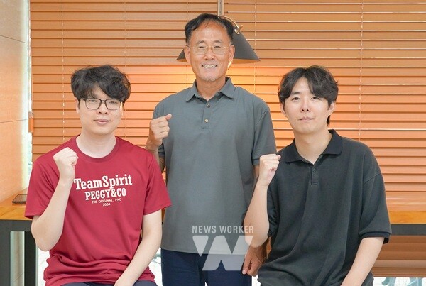 왼쪽부터 전기전자컴퓨터공학과 최해웅 학생, 이흥노 교수, 김승민 학생