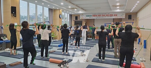 ‘바른 자세 교정 운동 교실’에 참여한 주민들이 강사의 지도에 맞춰 운동 하고 있다