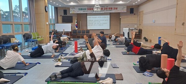 ‘바른 자세 교정 운동 교실’에 참여한 주민들이 강사의 지도에 맞춰 운동 하고 있다