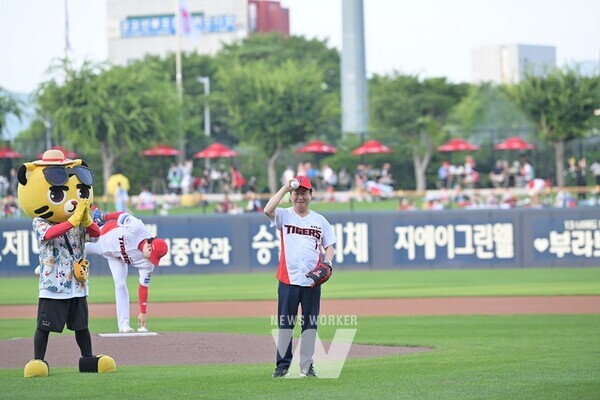 정기명 여수시장이 지난 3일 KIA 타이거즈와 SSG 경기가 열린 광주 기아챔피언스필드에서 시구자로 나섰다.