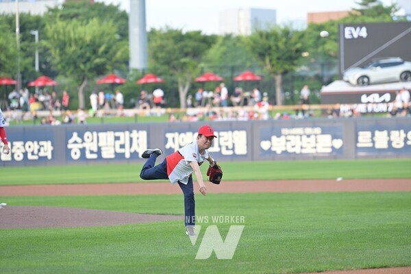 정기명 여수시장이 지난 3일 KIA 타이거즈와 SSG 경기가 열린 광주 기아챔피언스필드에서 시구자로 나섰다.