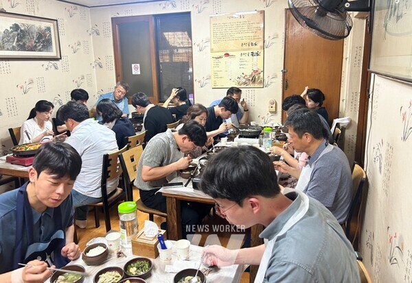 광주광역시(시장 강기정)는 지역 전통시장 장보기와 골목형상점가 식당 이용을 통해 얼어붙은 골목상권에 온기를 불어넣는 ‘전통시장·골목형상점가 매칭데이’를 운영한다.