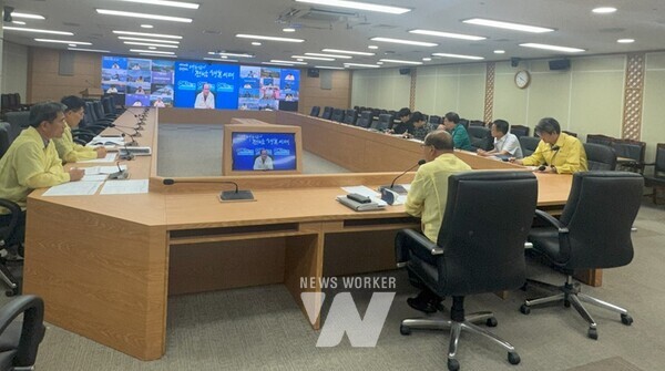 전라남도는 4일 농업 분야 폭염 대응을 위해 관계기관 영상회의를 열어 농업인과 농축산물의 피해를 최소화하고 신속한 현장 대응 체계를 구축하기 위한 분야별 대응 방안을 논의했다.