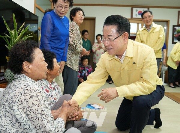 김영록 전라남도지사는 4일 오후 보성군 무더위 쉼터로 지정된 경로당을 찾아 운영 현황을 점검하고, 폭염에 따른 피해가 발생하지 않도록 지자체에서 총력 대응할 것을 당부했다.