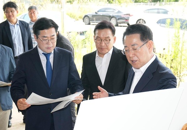김영록 전라남도지사가 6일 나주 에너지국가산단 조성 현장을 방문한 박찬대 더불어민주당 국회의원에게 전남도 현안 해결을 위한 건의 및 협조를 요청하고 있다.