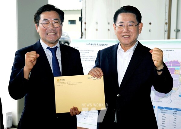 김영록 전라남도지사가 6일 나주 에너지국가산단 조성 현장을 방문한 박찬대 더불어민주당 국회의원에게 전남도 현안 해결을 위한 건의 및 협조를 요청하고 있다.