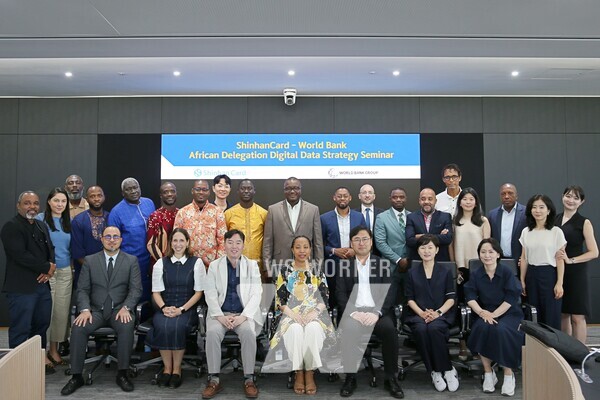 지난 3일 신한카드 본사에서 열린 세미나에 참석한 박창석 신한카드 전략사업그룹장(첫 번째 줄 오른쪽에서 세 번째), 막스 릭시(Marc Lixi) 세계은행 디지털 개발국장(마지막 줄 오른쪽에서 두 번째)를 포함한 서아프리카 7개국 정부 대표단이 기념사진을 촬영하고 있다.