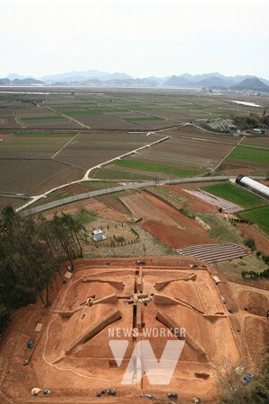 옥야리 장동 방대형 고분 전경