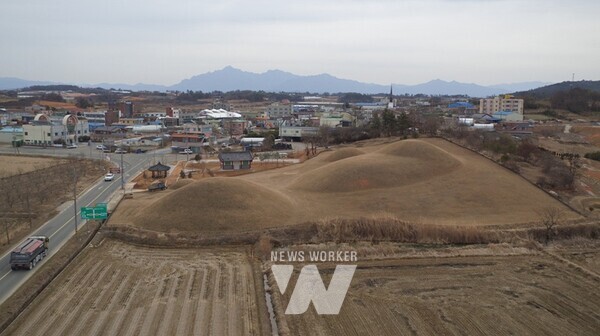 내동리 쌍무덤 전경