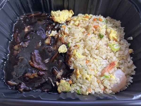 소비자가 올린 홍콩반점 신메뉴 볶음밥 [사진=온라인커뮤니티]