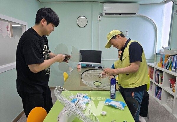 지난 5일, 광양제철소 에너지부 '아사모봉사단'이 광양 광영동 늘사랑지역아동센터에서 환경개선활동을 진행하고 있다.