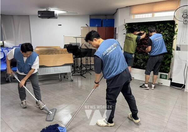 지난 5일, 광양제철소 에너지부 '아사모봉사단'이 광양 광영동 늘사랑지역아동센터에서 환경개선활동을 진행하고 있다.