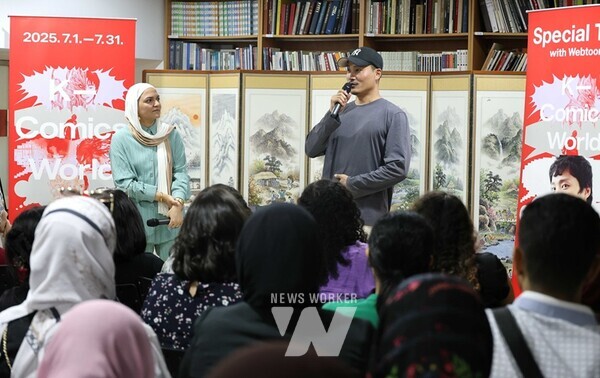2일, 《K-Comics World in Egypt》 전시에서 웹툰 《지옥》의 최규석 작가와 현지 팬들이 교류하는 ‘작가와의 만남’ 행사가 개최됐다