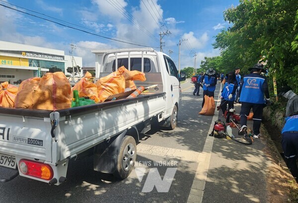해군 3함대 3수리창 기관공장 군무원들이, 5일 오전 9~11시 영암군 미암면 일대에서 배수로 지킴이 릴레이 캠페인을 실시했다.