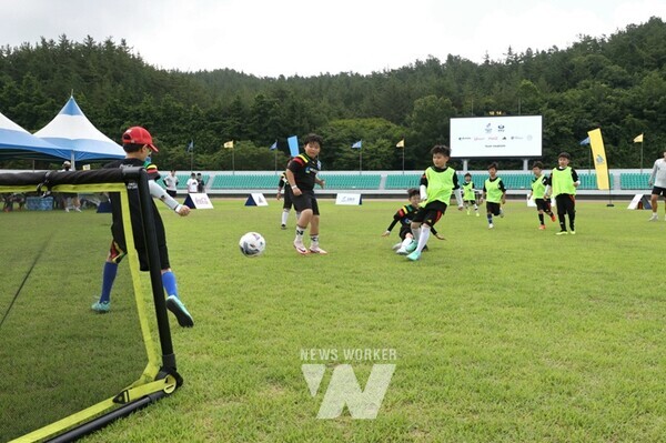 전남 고흥군(군수 공영민)은 지난 5일 박지성공설운동장에서 고흥 차범근 축구교실 ‘2025년 리그붐 페스티벌’을 성공적으로 개최했다