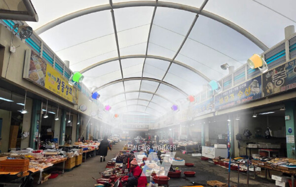 전남 보성군은 7일 환경부 공모사업인 ‘2024년 기후 위기 취약계층 지역 지원사업’에 선정돼, 전통시장 내 폭염 대응을 위한 ‘쿨링포그 시스템’을 가동하고 ‘탄소중립 캠페인’을 실시했다