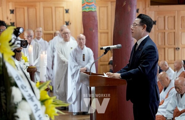 김영록 전라남도지사가 7일 오전 영광 불갑사 취암당 만당 종사 영결식에 참석해 조사를 하고 있다.