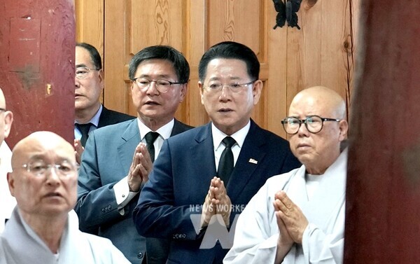 김영록 전라남도지사가 7일 오전 영광 불갑사 취암당 만당 종사 영결식에서 합장(合掌)하고 있다.