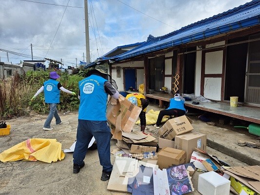 지난 4일, 자은면 복지기동대와 적십자회는 독거어르신 주거 환경 개선 봉사를 진행했다.