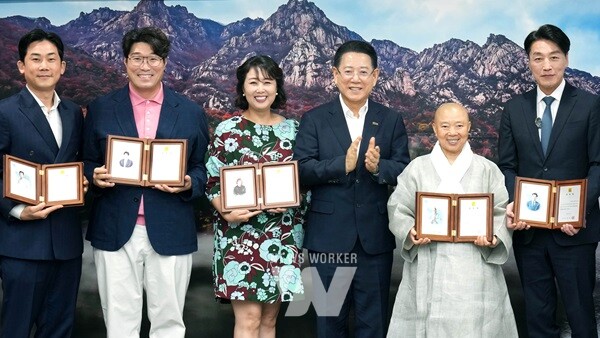 김영록 전라남도지사가 7일 도청 접견실에서 열린 ‘2025 남도국제미식산업박람회 홍보대사 위촉식’에서 정관스님, 오세득 셰프, 홍신애 셰프, 임희원 셰프, 유튜버 마츠다에게 홍보대사 위촉장을 수여했다.