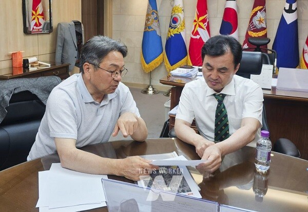 강기정 광주광역시장이 7일 국방부청사에서 안규백 국방부장관 후보자를 찾아 민·군 통합공항 이전에 대해 논의하고 있다. /광주광역시 제공