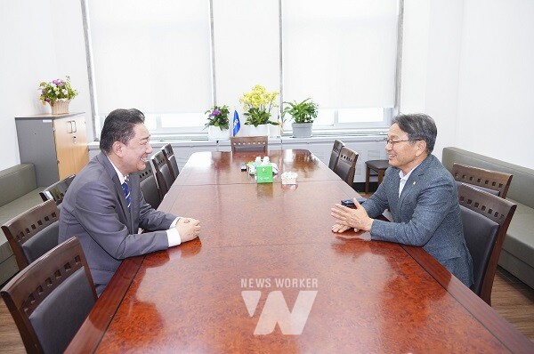 강기정 광주광역시장이 7일 여의도 국회에서 김병기 더불어민주당 당대표 직무대행 겸 원내대표를 방문해 광주발전 10대 프로젝트 국정과제 반영 지원을 건의했다. /광주광역시 제공