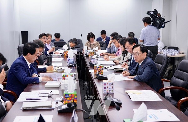 고광완 광주시행정부시장이 7일 서울 국정기획위원회 소회의실에서 열린 국가균형성장특별위원회 시도간담회에 참석, 국가균형성장전략 과제 4개, 지역공약 과제 10개 등 총 14개 과제를 제안하고 있다./광주광역시 제공