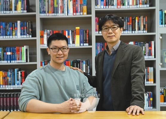 (오른쪽부터) 물리 광과학과 이종석 교수, 최인혁 박사