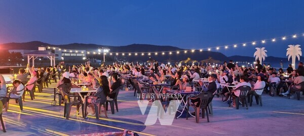 사진은 지난해 신지 명사십리에서 열린 해양치유 치맥 페스티벌 현장 (2)