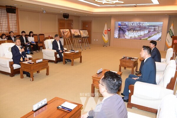 강기정 광주광역시장이 8일 오전 시청 비즈니스룸에서 열린 ‘광주 복합쇼핑몰 더현대 광주 관련 착공보고회’에 앞서 정지영 현대백화점 대표이사, 나원중 더현대 광주 법인장 등과 함께 착공 계획, 비전 및 로드맵 등에 대해 논의하고 있다. /광주광역시 제공